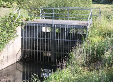 Flow regulators without a vortex effect